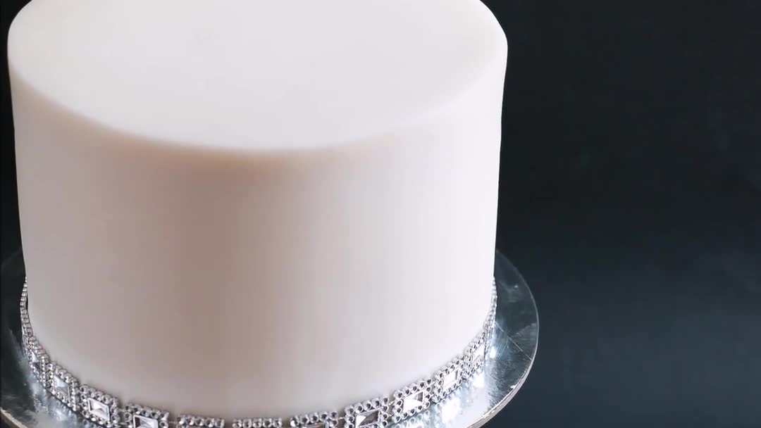 [图]如何修饰出平整边缘的翻糖蛋糕 Sharp Edges On Fondant Cake Tutorial