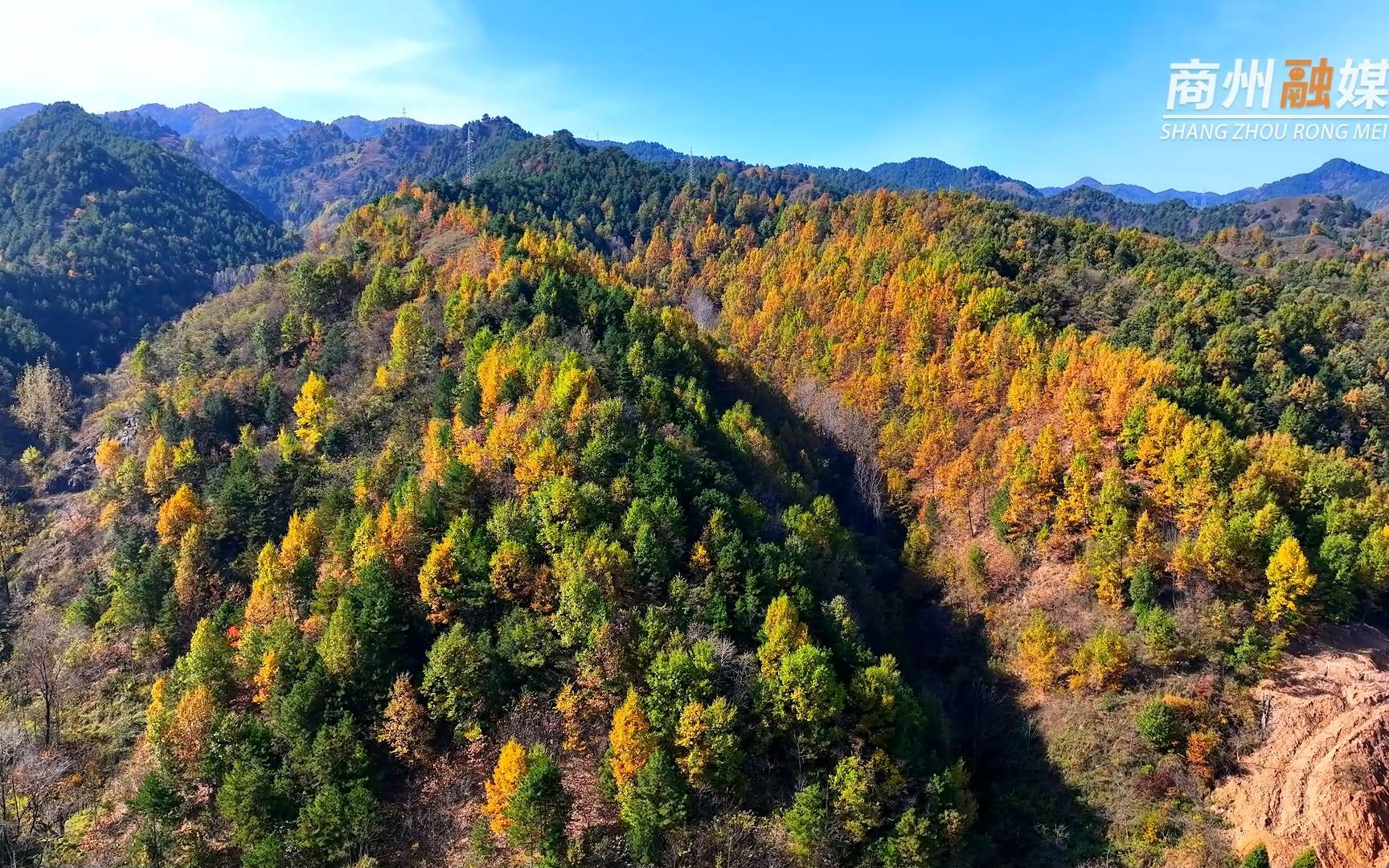 商州:秋日熊耳山五彩斑斓美如画.