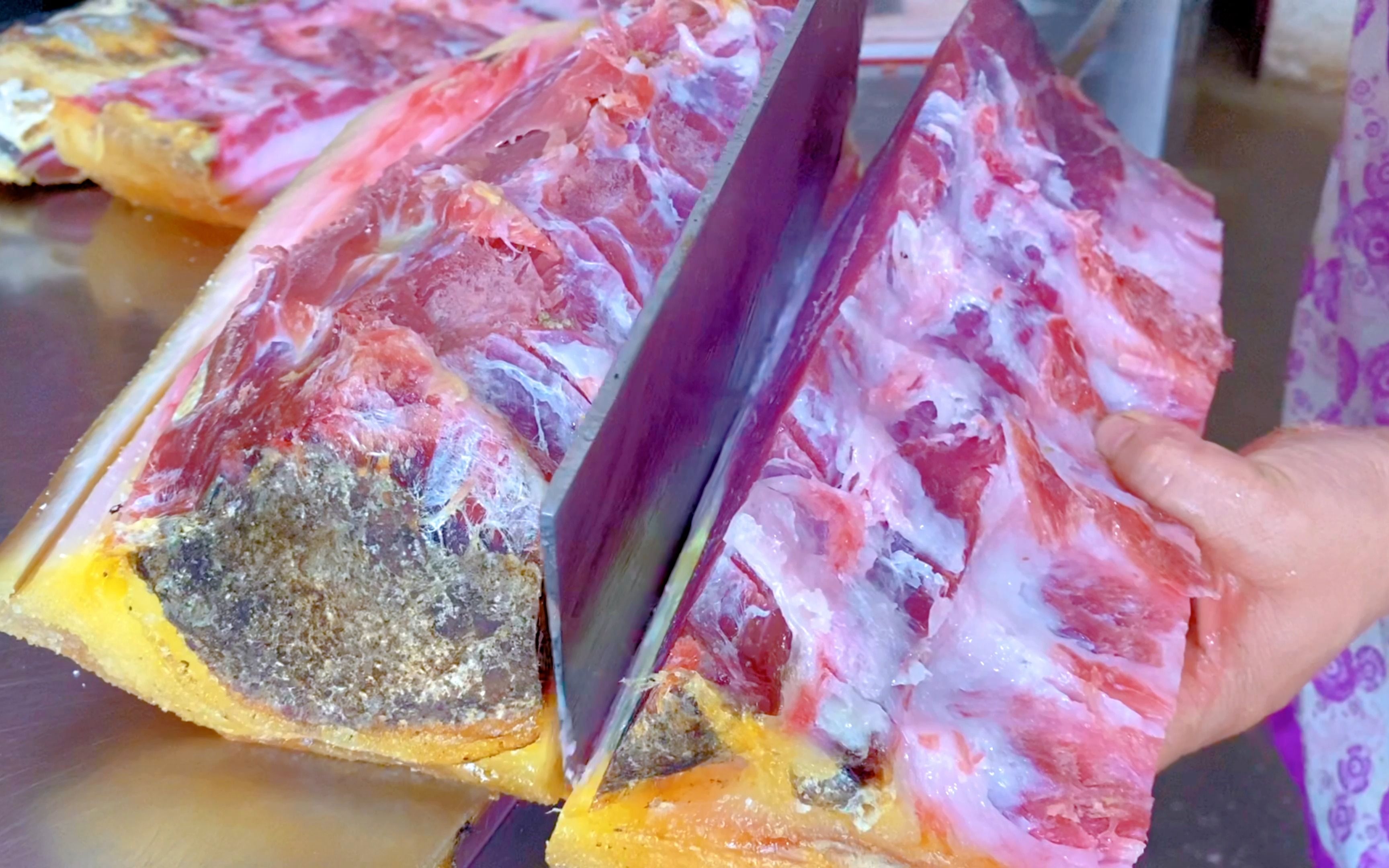 50多斤的农村五花肉,肥肉晶莹剔透,瘦肉嫩滑多汁,切开没有丢头