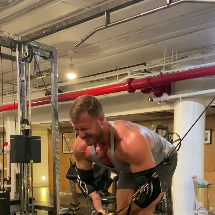 austin wolf练胸肌