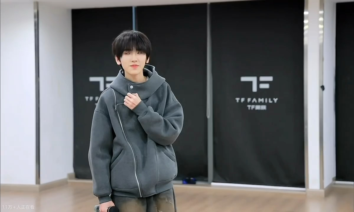 五代小孩来听左奇函唱歌了