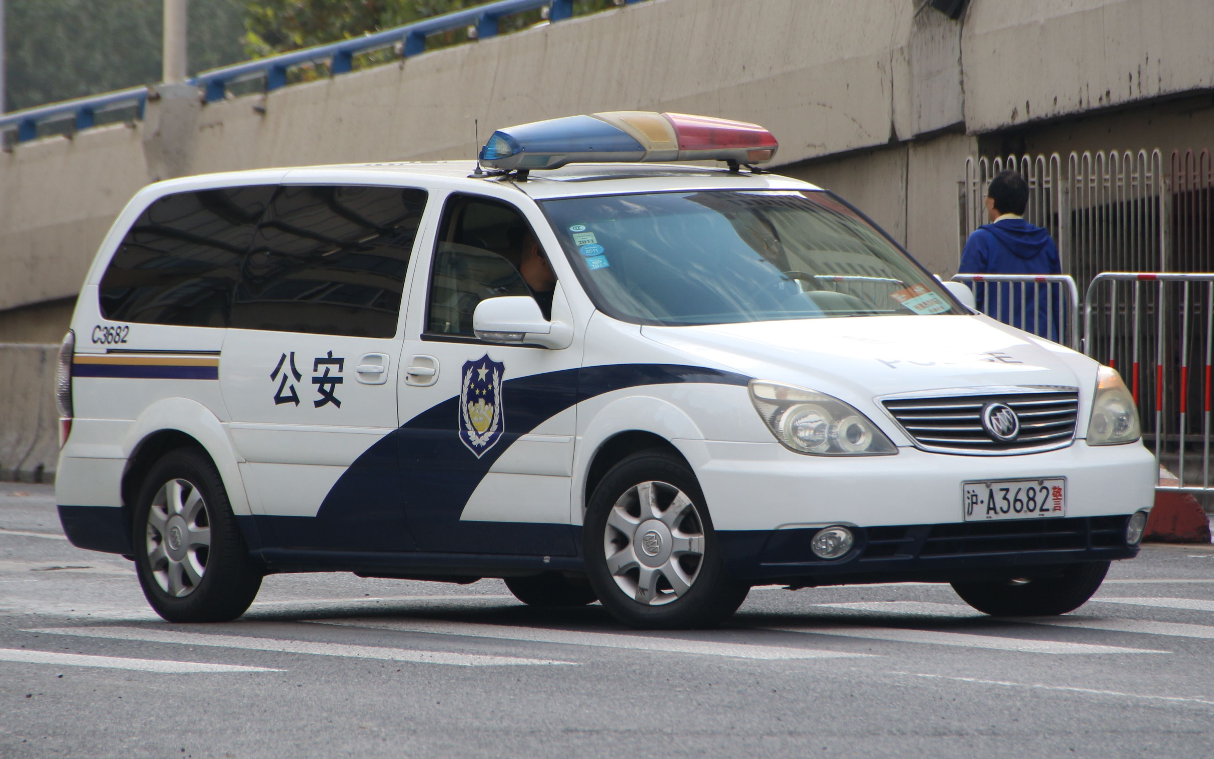 【上海公安】徐汇交警别克gl8的尾灯爆闪白泡_哔哩哔哩_bilibili