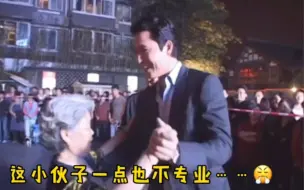 Download Video: 郑雨盛也陷入了广场舞的魅力中 这应该是男神郑雨盛最接地气的一次了吧