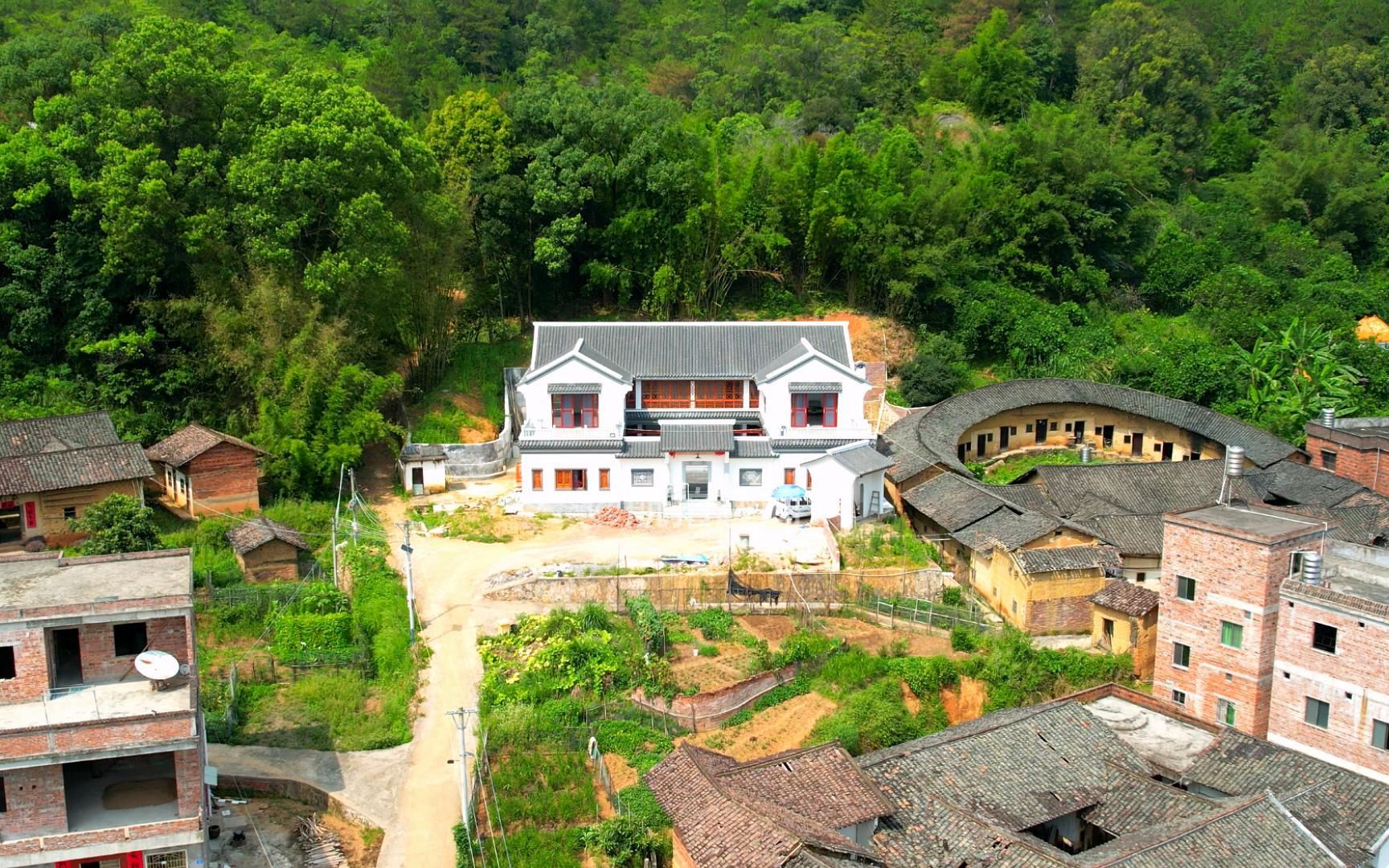 旅行来到广西朋友家,房子建的太漂亮了,就是看着门向怪怪的