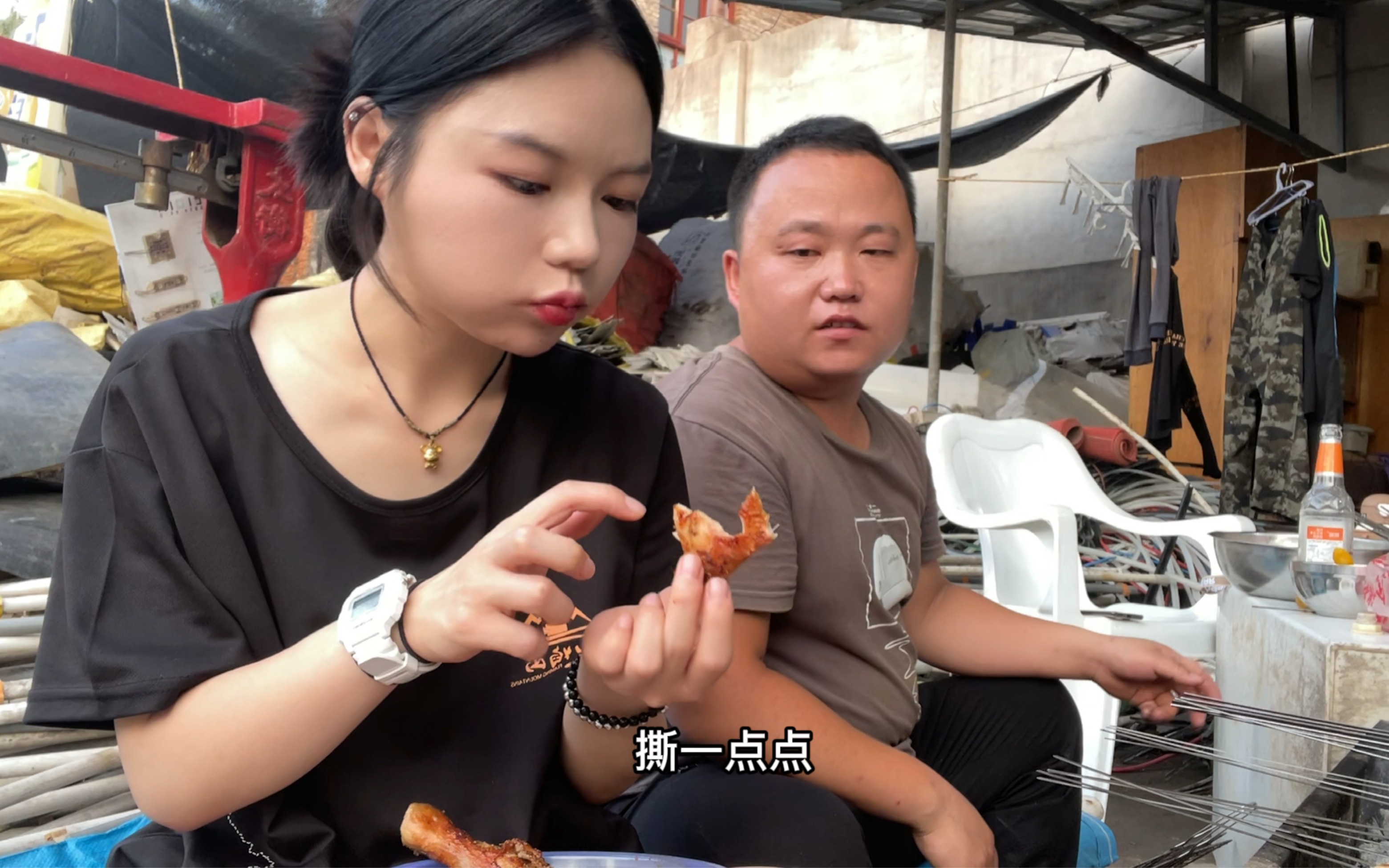 活动  大坤今天犒劳大家整了个烧烤,这个大鸡腿吃的我真的太舒服啦!