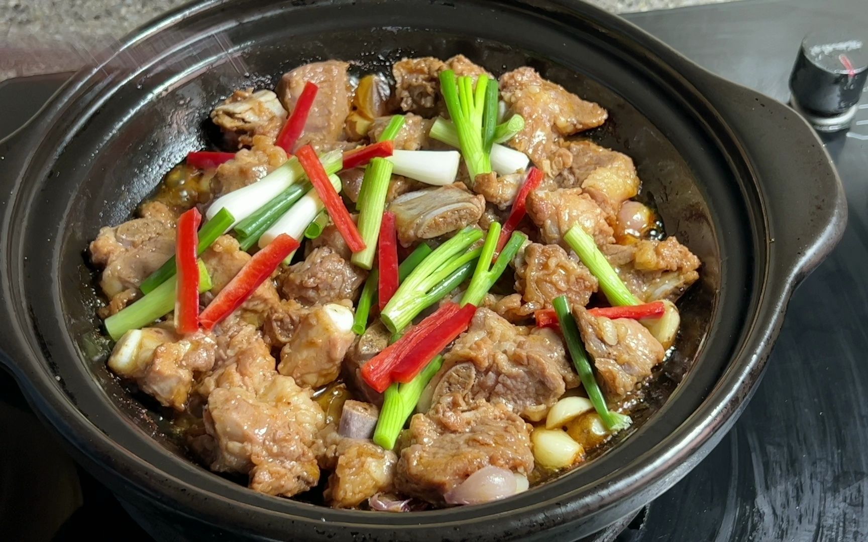 沙茶酱啫啫排骨煲,出锅嫩滑鲜香,够锅气又惹味,太好吃了