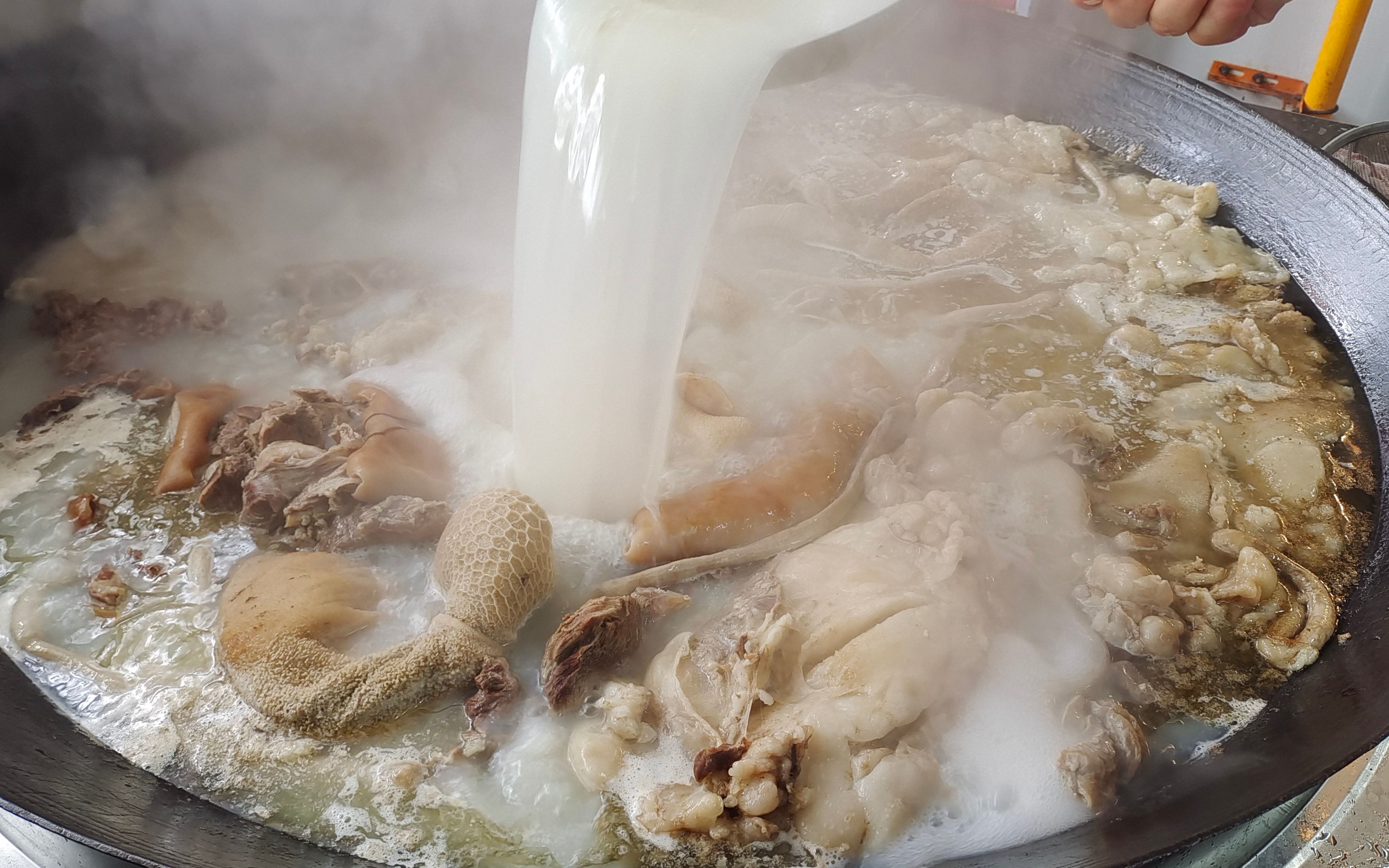 羊肉汤馆为什么都是用大铁锅来炖?有几样不能放,你知道多少
