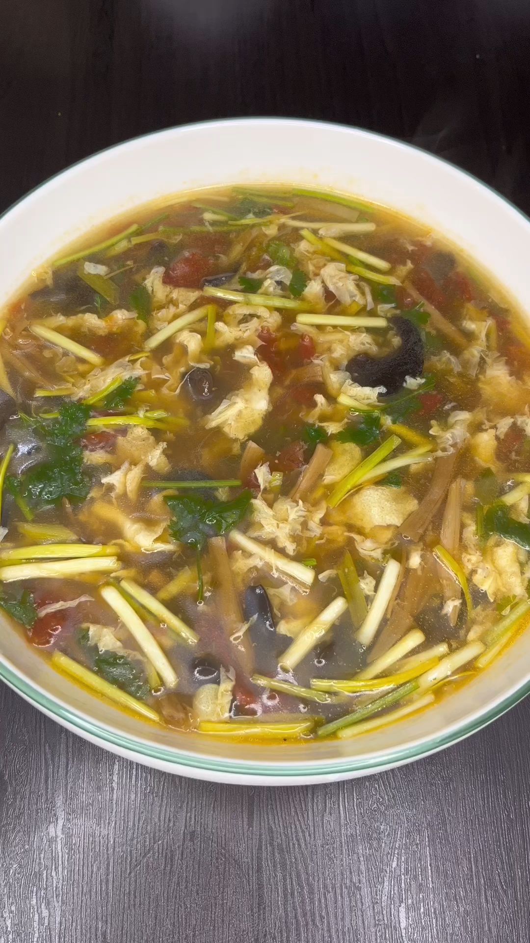 河南宴席上的压轴菜,酸辣鸡蛋汤俗称"滚蛋汤"