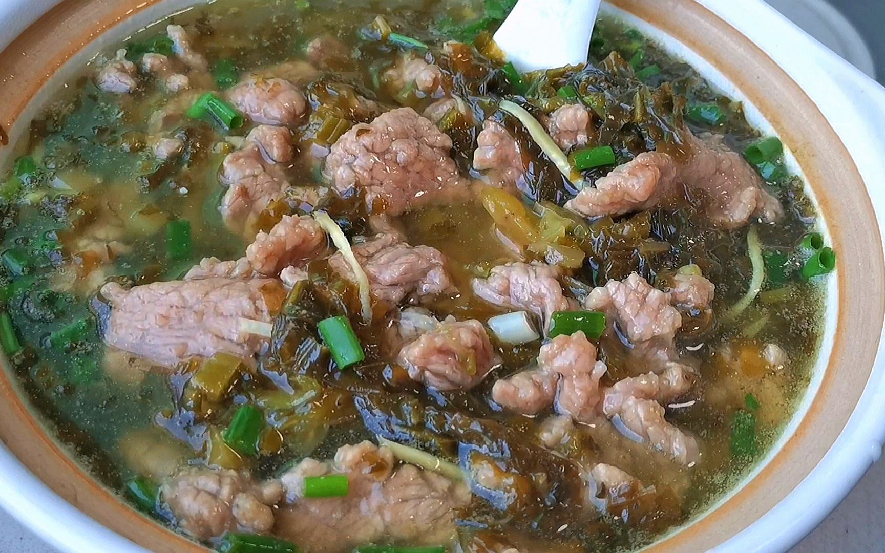 牛肉汤,还是福建这道酸菜牛肉汤最好吃,酸爽开胃,一大锅不够吃_哔哩