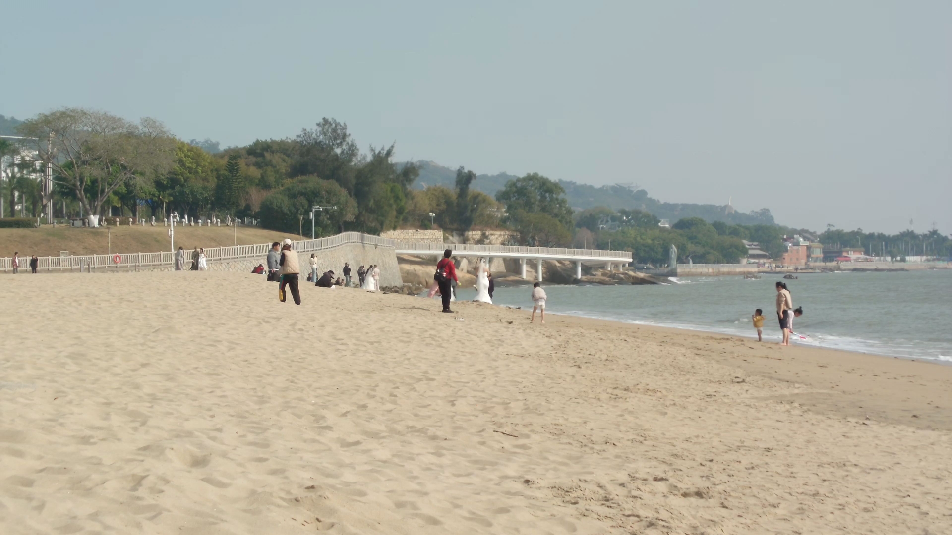 厦门珍珠湾沙滩好多人拍婚纱照