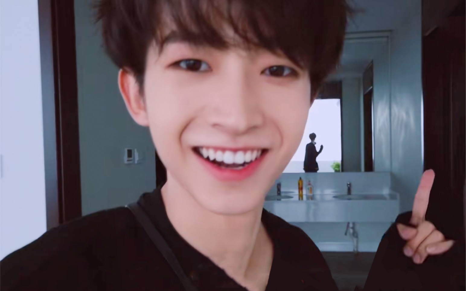 【刘宇】在学校里有很多小迷妹吧?她们偏向于喜欢我的专业.