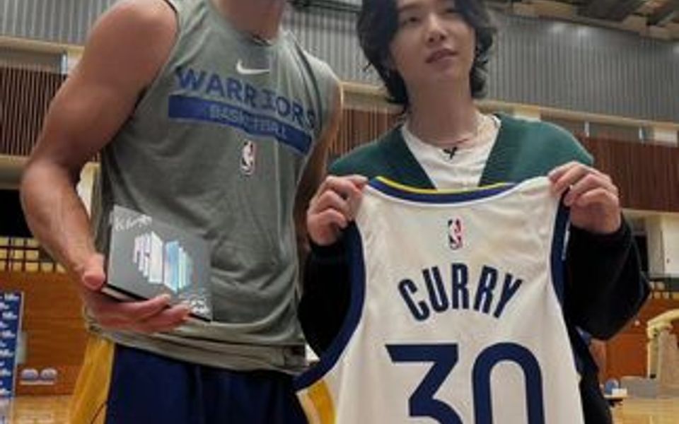 [图]NBA更新："SUGA came through to meet the Warriors!" 梦幻联动啦 库里好帅！