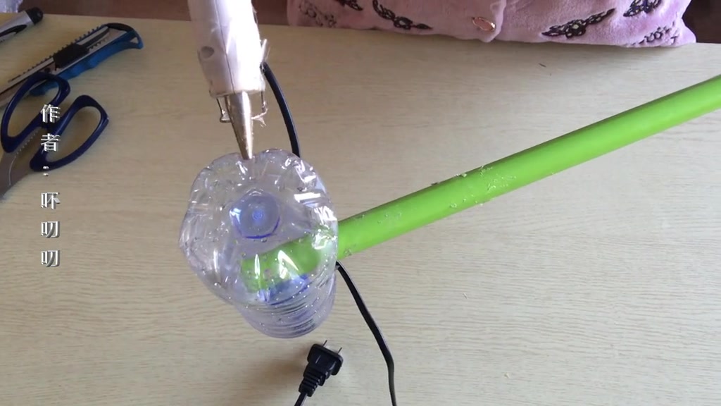 1根杆子2个塑料瓶做成的毛巾架,挂在卫生间非常实用_哔哩哔哩_bili