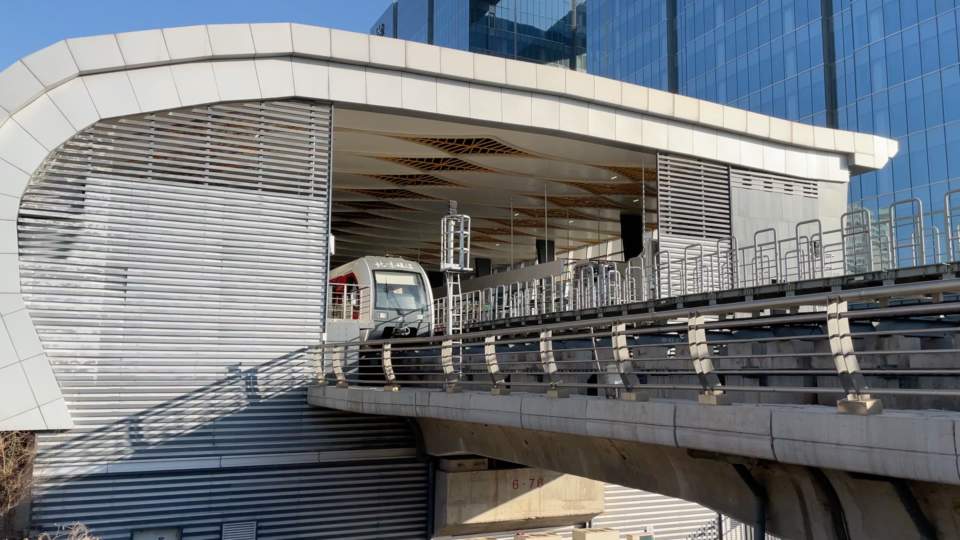 北京地铁s1 010驶出金安桥站