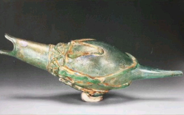 1965年出土于辽宁朝阳市北票县北燕冯素弗墓,淡绿色玻璃器,鸭形生动