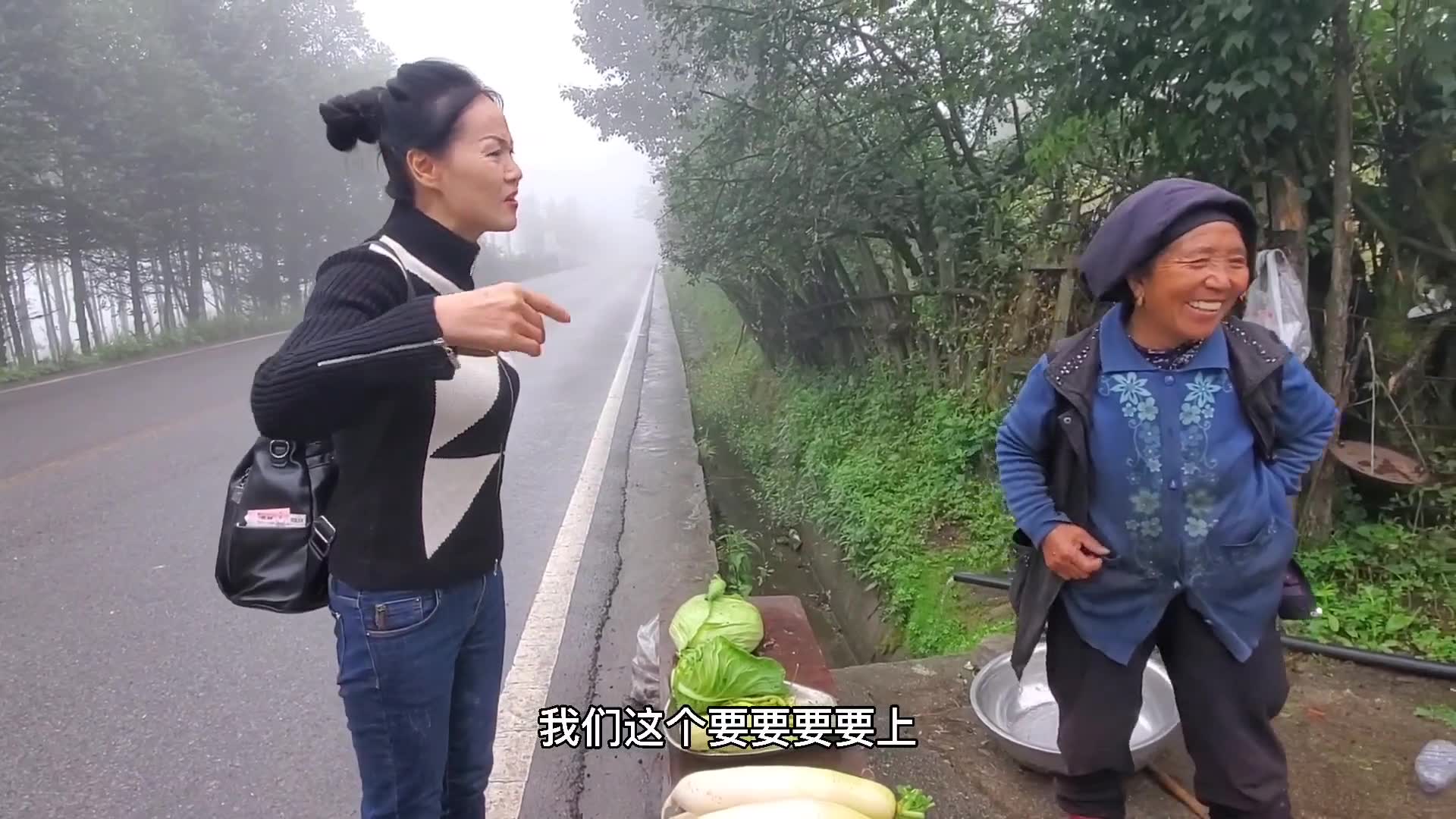 [图]美女阿姨想买点蔬菜，去菜农家里做顿饭吃，连买三家都被拒绝了