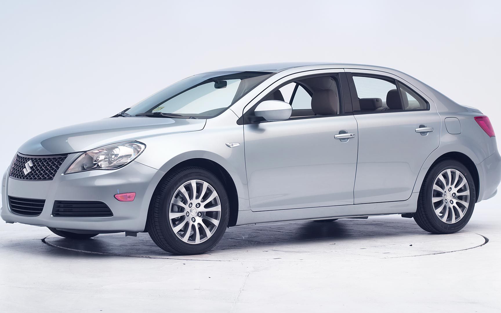 2010款 铃木 凯泽西 美国高速安全保险协会 车顶强度测试