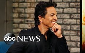 [图]'Coco' star Benjamin Bratt sings 'Remember Me'