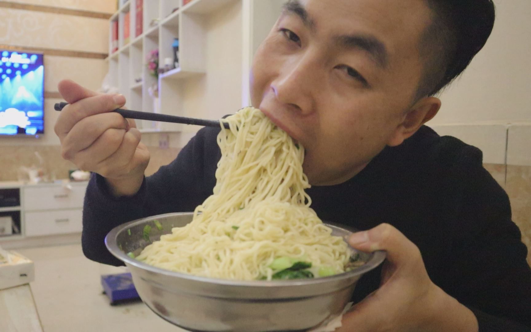 泡面用羊肉汤煮才好吃李涛娃煮了4饼面装了一大盆来吃爽了