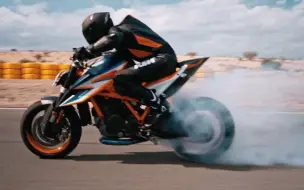 Télécharger la video: 2020KTM SUPERDUKE超级公爵1290 R