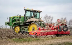 Download Video: 约翰迪尔（John Deere）8370RT履带式拖拉机搭配马斯奇奥（Maschio Gaspardo）Jumbo HD 8 mt 动力耙整地作业