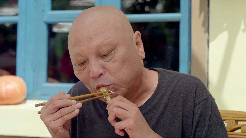 一村:光头大爷不把自己当外人,上桌就咔咔一顿吃,满嘴流油真香