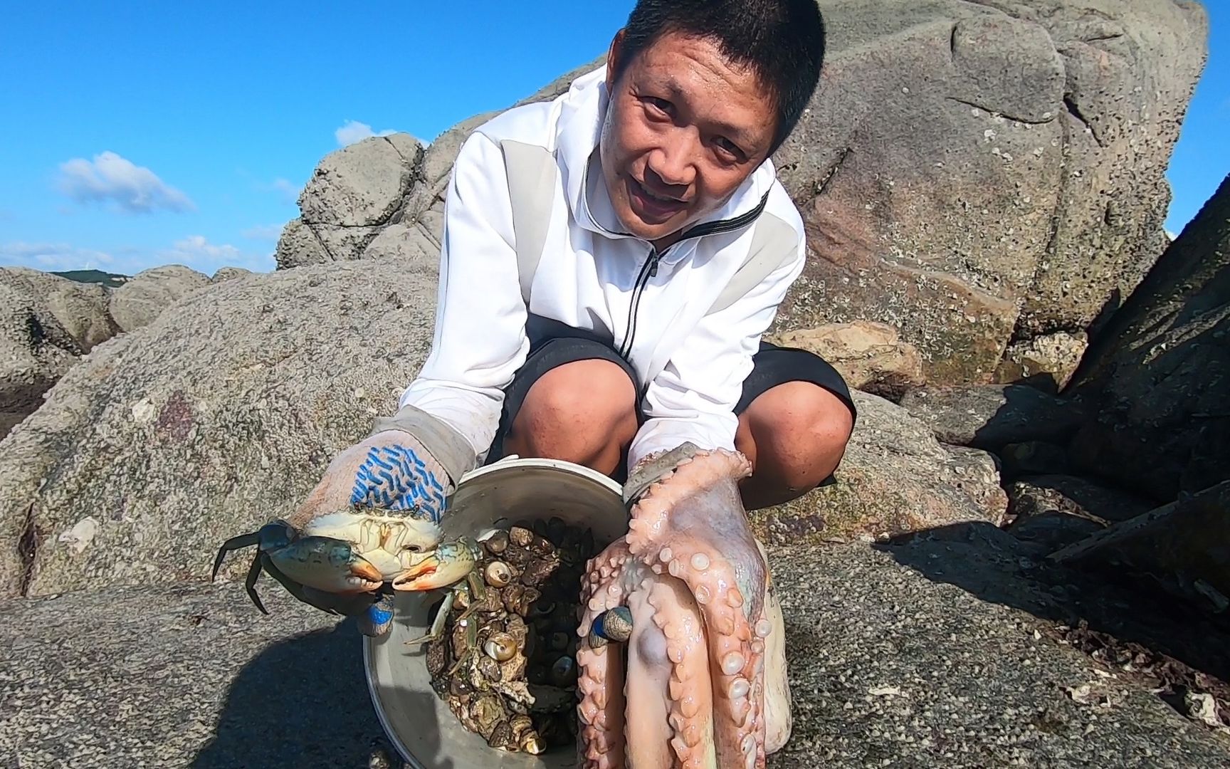 阿铁开船上荒岛赶海,那里几乎没有游客,岛上的海货随便捡哔哩哔哩bilibili