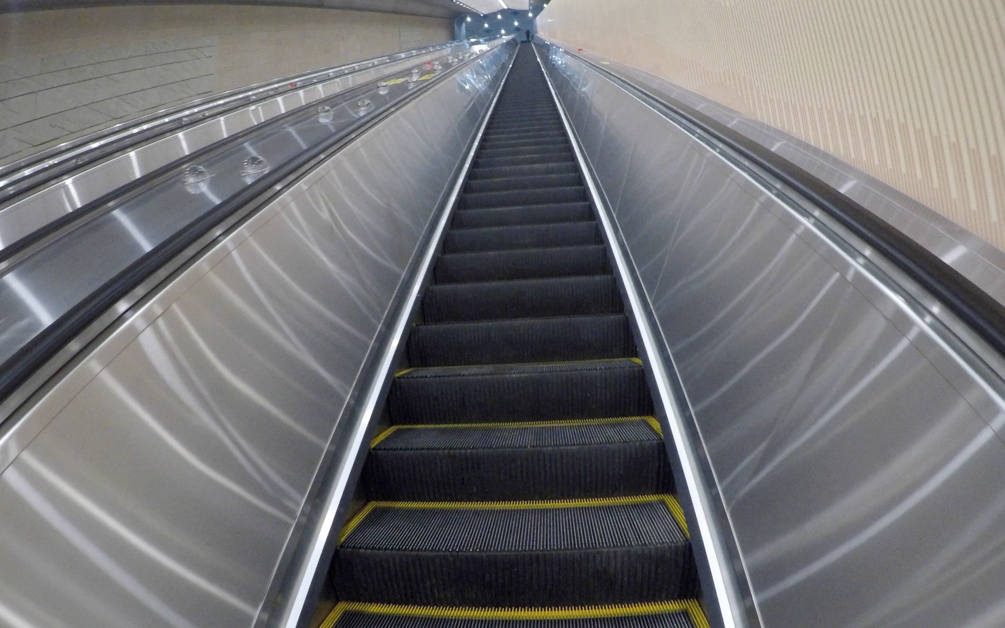 万物皆可pov八达岭长城站上行扶梯全程前方展望