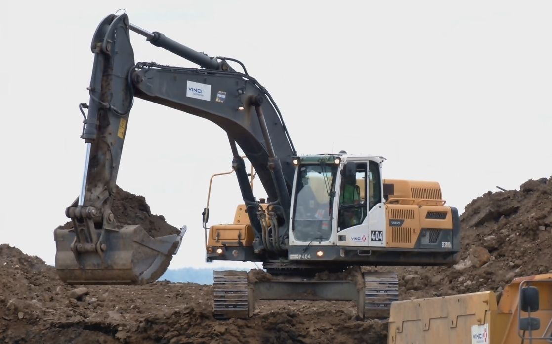 沃尔沃ec380d挖掘机a30f卡车cat d6n推土机施工