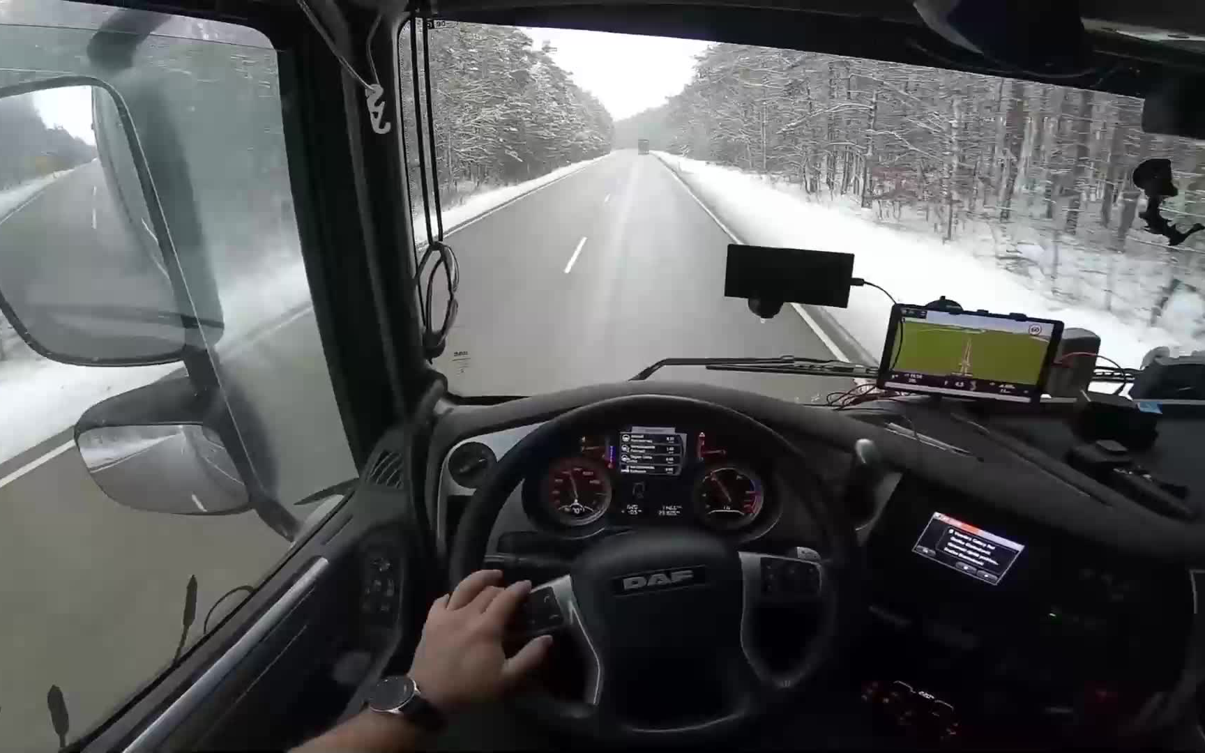 卡车司机第一视角——在雪天驾驶达夫xf 450行驶在德国罗特的道路上