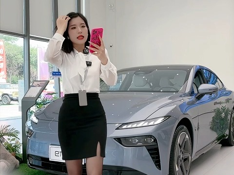 美女汽车销售跳鞋展示