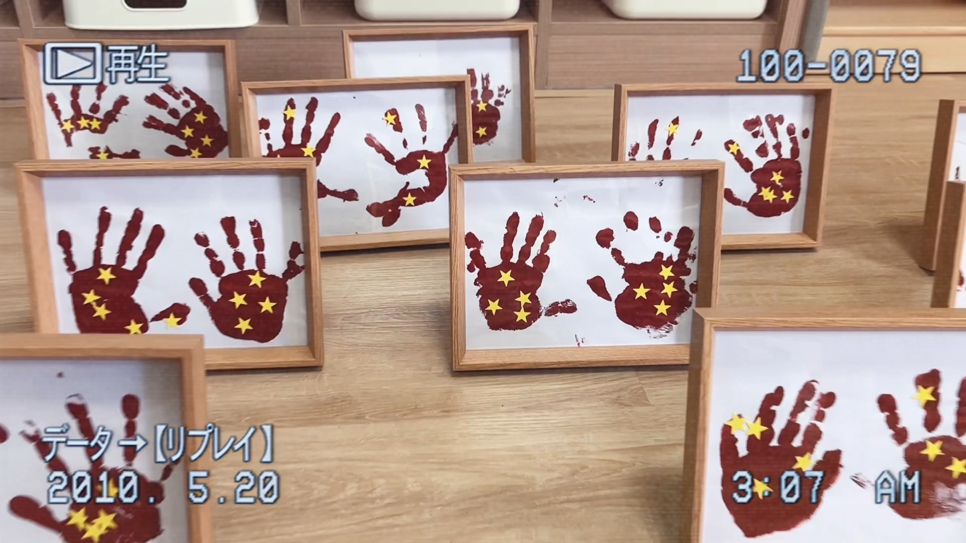 有趣的托班课程《手掌印国旗》