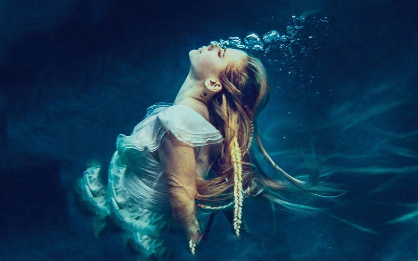 1080p薇商终于回归了艾薇儿avrillavigne首曝新专首单headabovewater