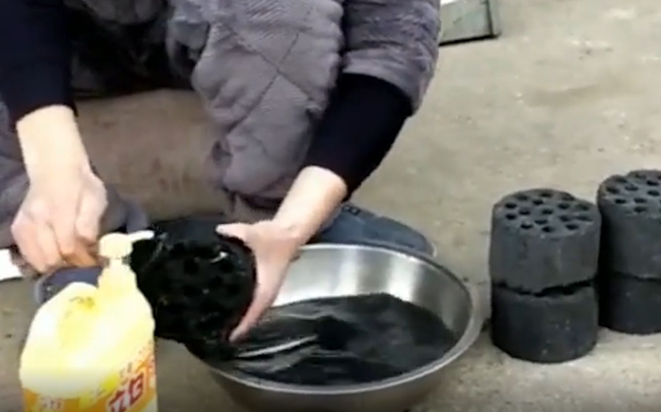 他为什么会在这里洗煤球呢