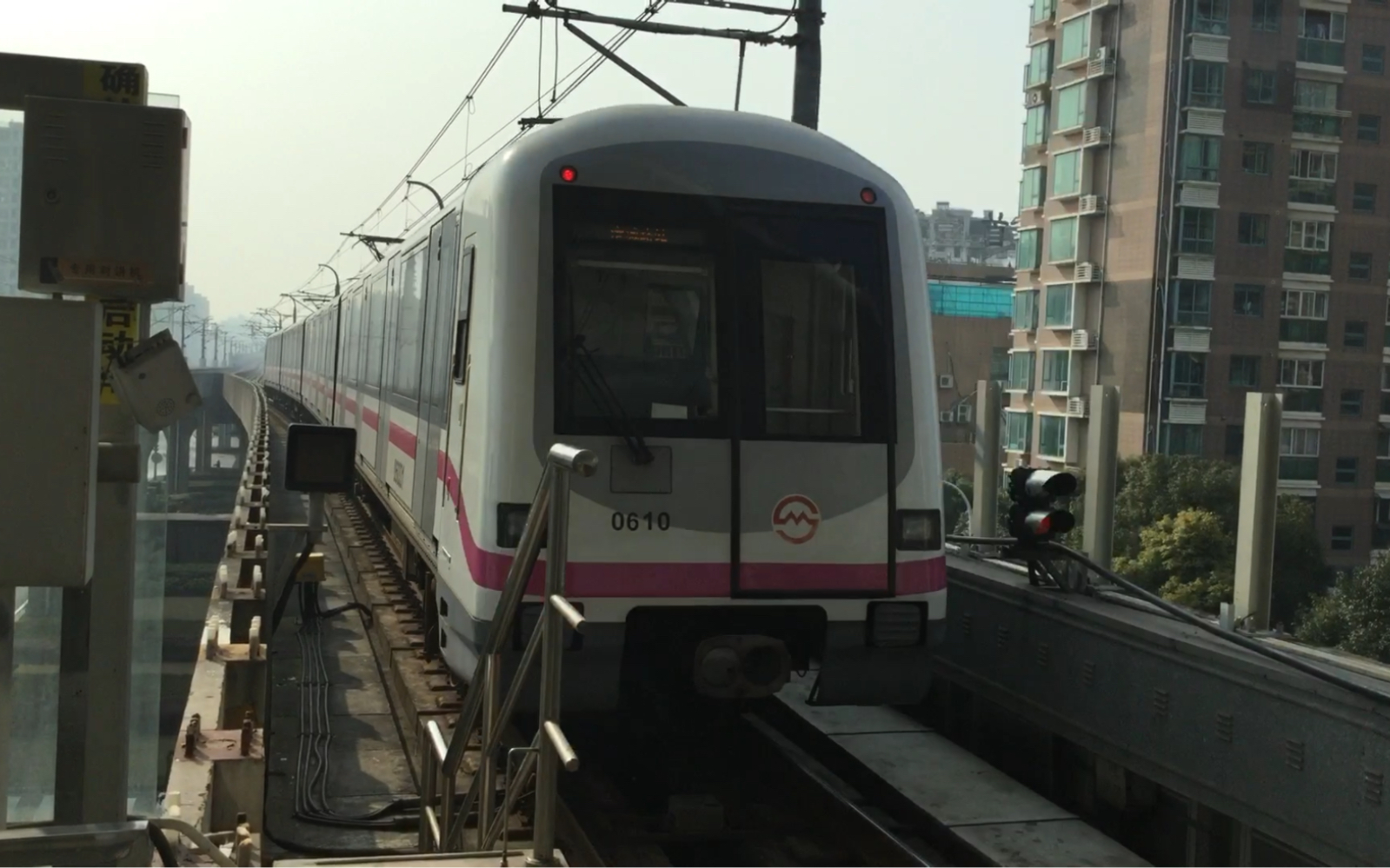 2016年的上海地铁6号线kitty610上行离开巨峰路站