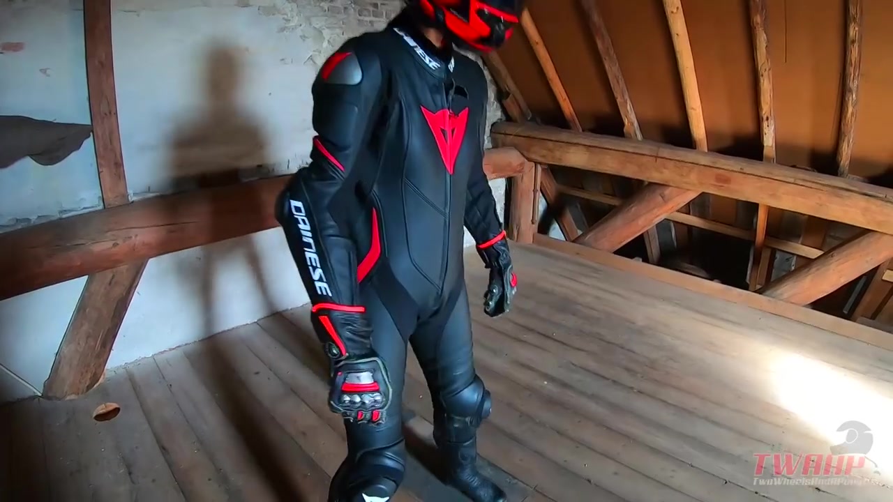 小姐姐试穿丹尼斯赛车服!