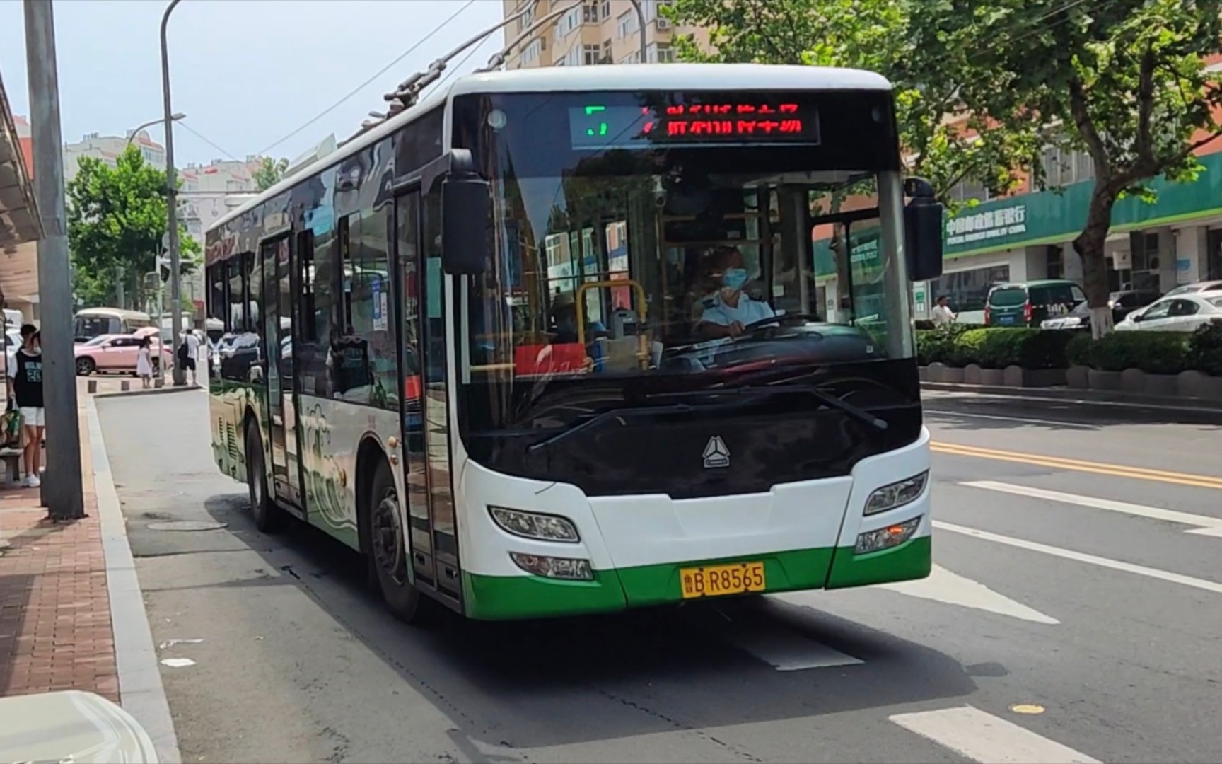 公交随拍青岛也是全国最后的单源无轨电车青岛公交5路胜利桥停车场