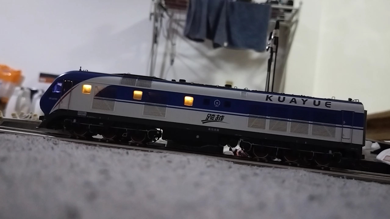 月亮模型出品～ho比例火车模型df11g喷烟