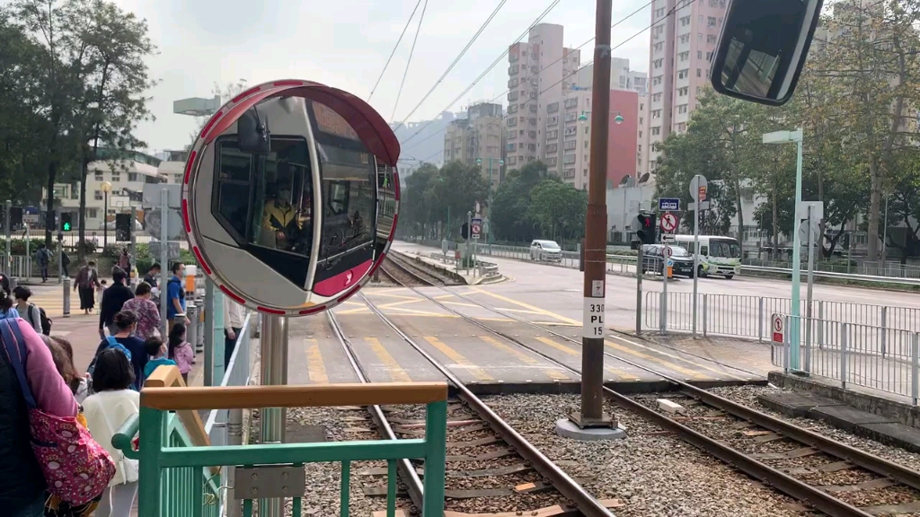 港铁轻铁第一期列车(1066)行走路线614p兼驶离景峰站二台