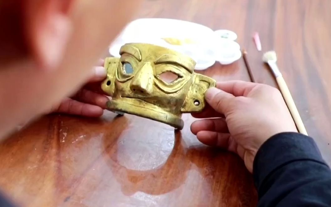 惊艳!匠人用大米做出三星堆黄金面具