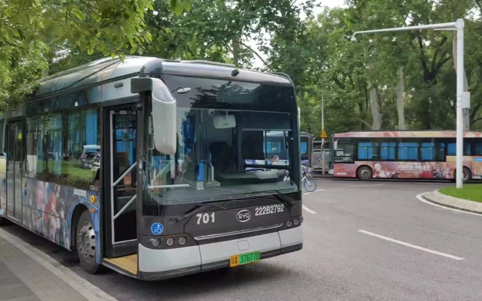 武汉公交701路原神,星铁痛车环车一周展示