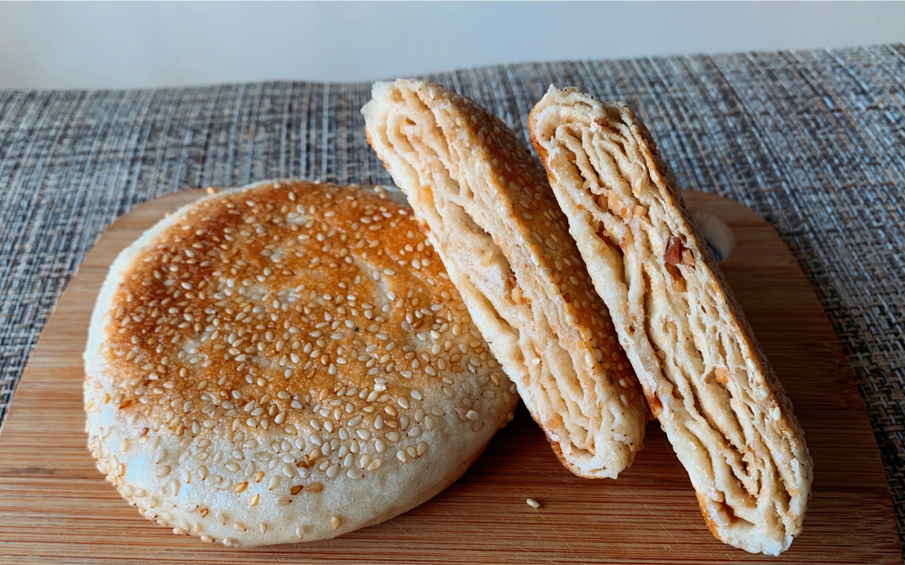 满屋飘香的芝麻花生烧饼,咸甜两种任你选择,酥得直掉渣