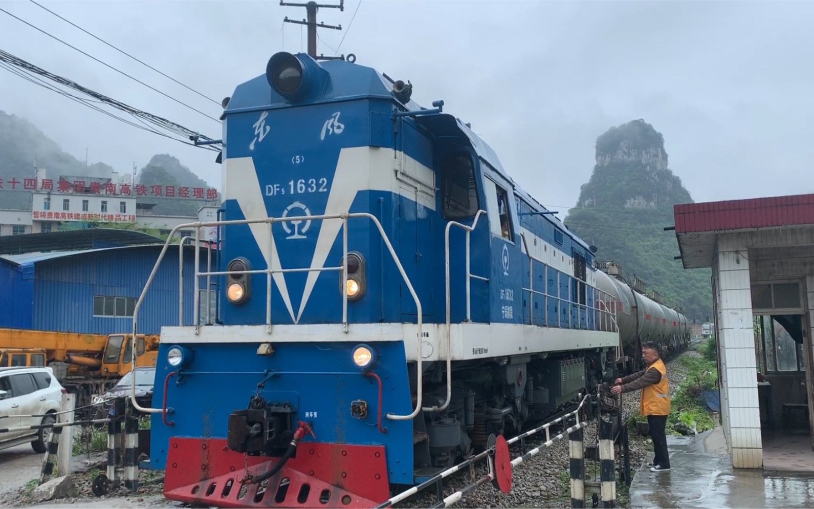 金城江西站 东侧道口作业