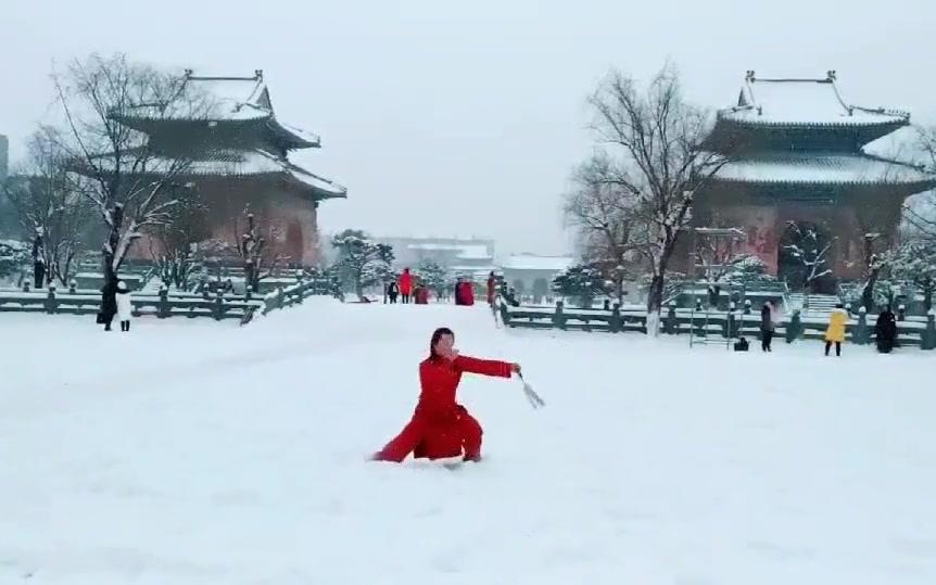 [图]【武当第一剑】如雪纷飞剑如风，雪中太极剑，一袭红衣惊艳了时光！武当凌雲