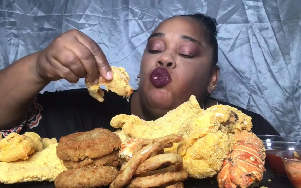 【英语吃播】黑人胖阿姨吃海鲜 炸龙虾尾 炸鱿鱼圈 炸鱼片~_哔哩哔哩
