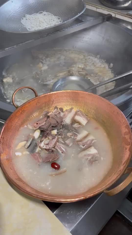 凉山彝族自治州西会理市带皮羊肉汤锅