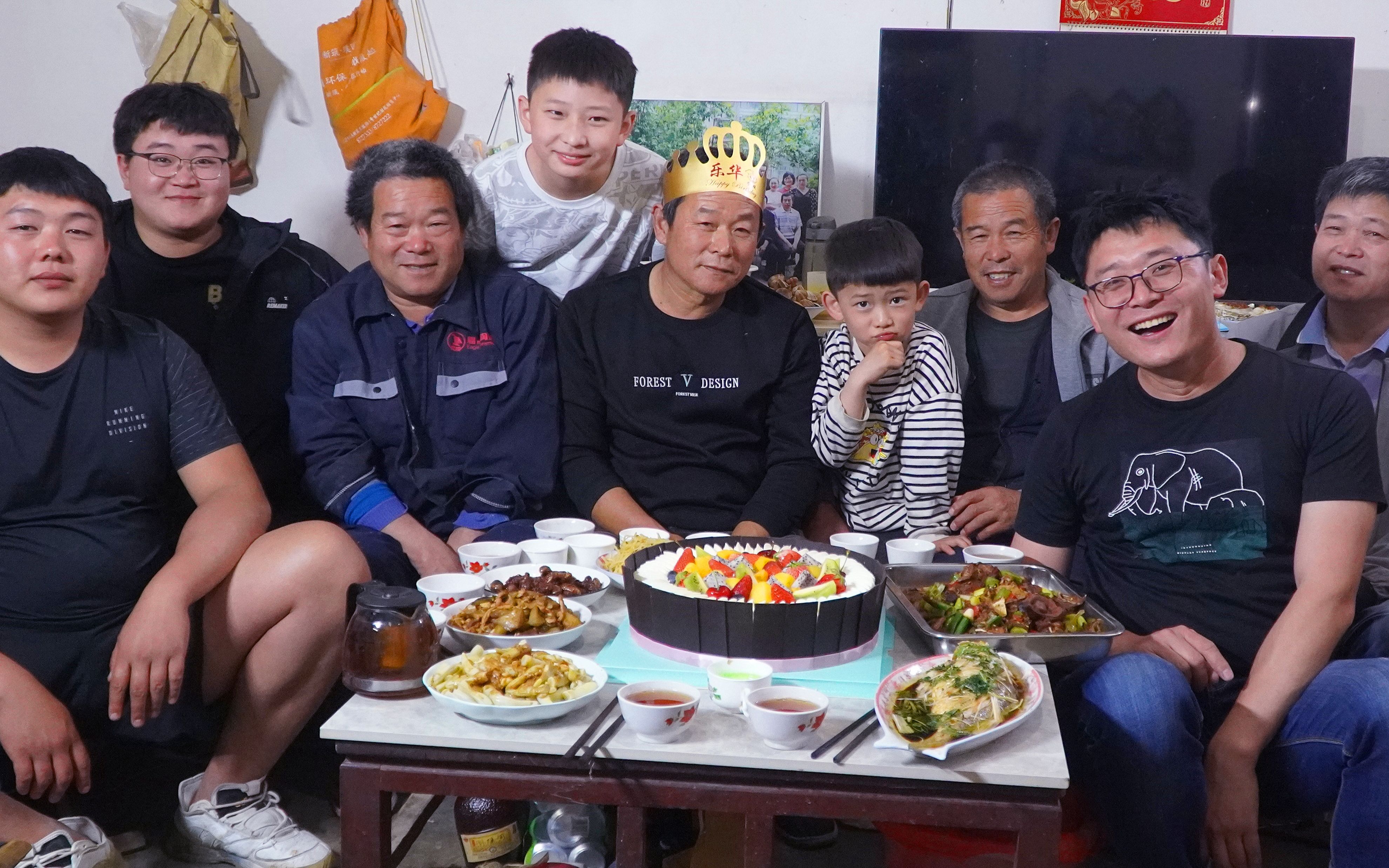 老爸过60岁生日,做1桌家常菜吃蛋糕,59年第1次过生日老爸真高兴_哔哩