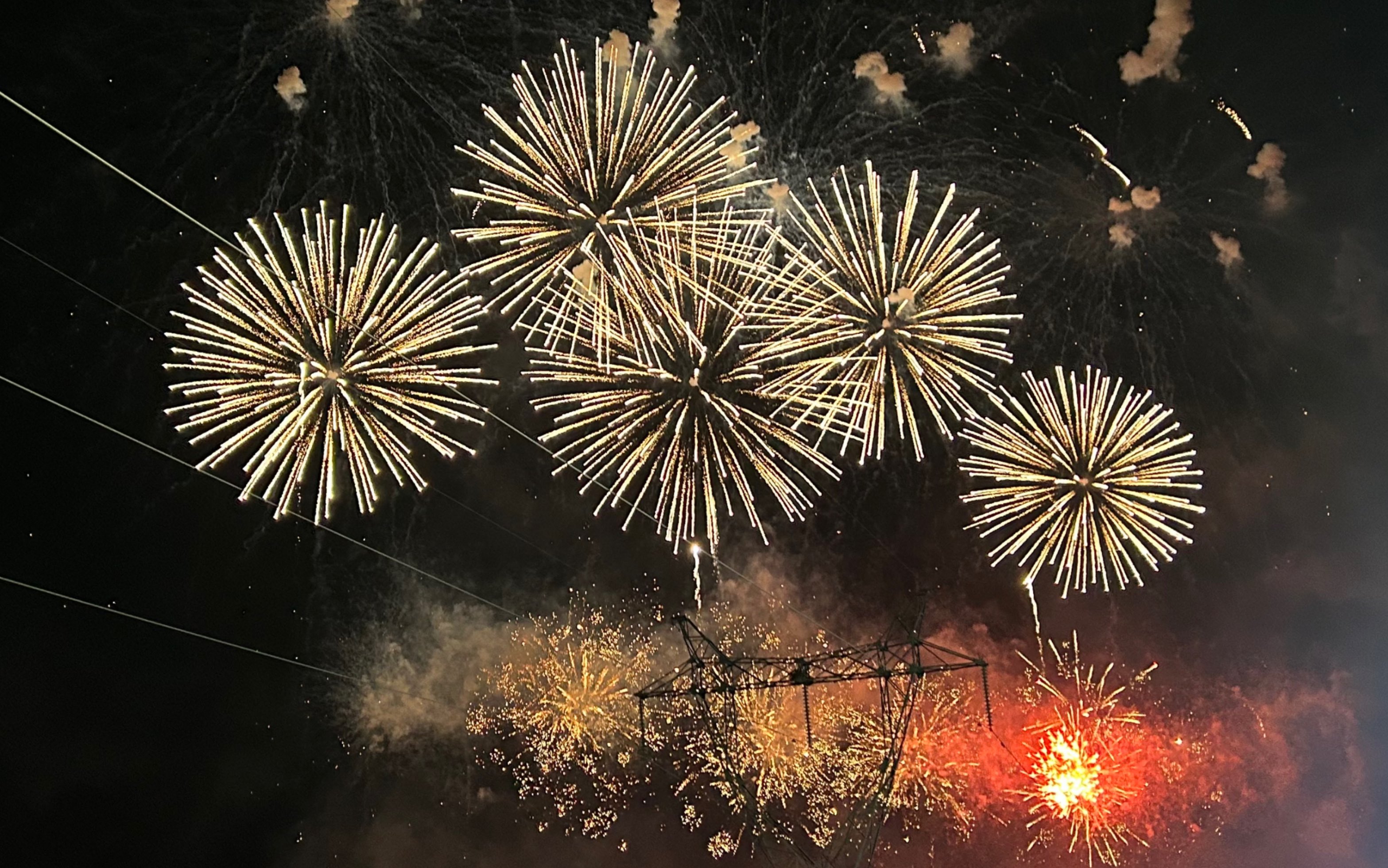 夏日晚风 草原上的日落和焰火