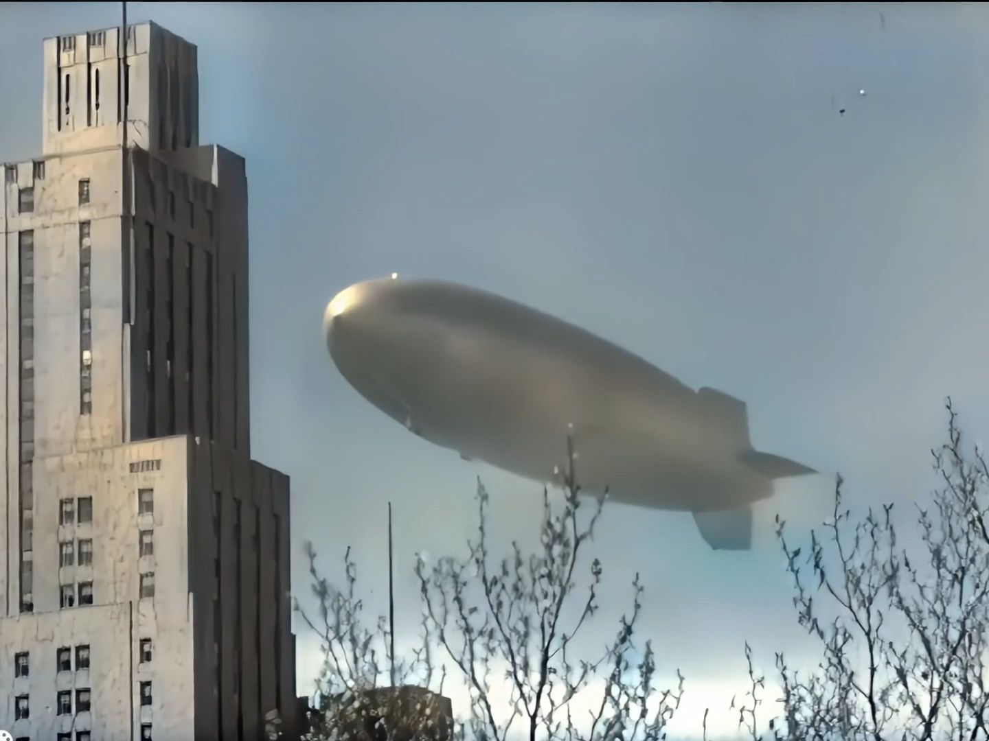 1937年兴登堡号飞艇爆炸坠毁事故影像,迄今为止人类最大飞行器