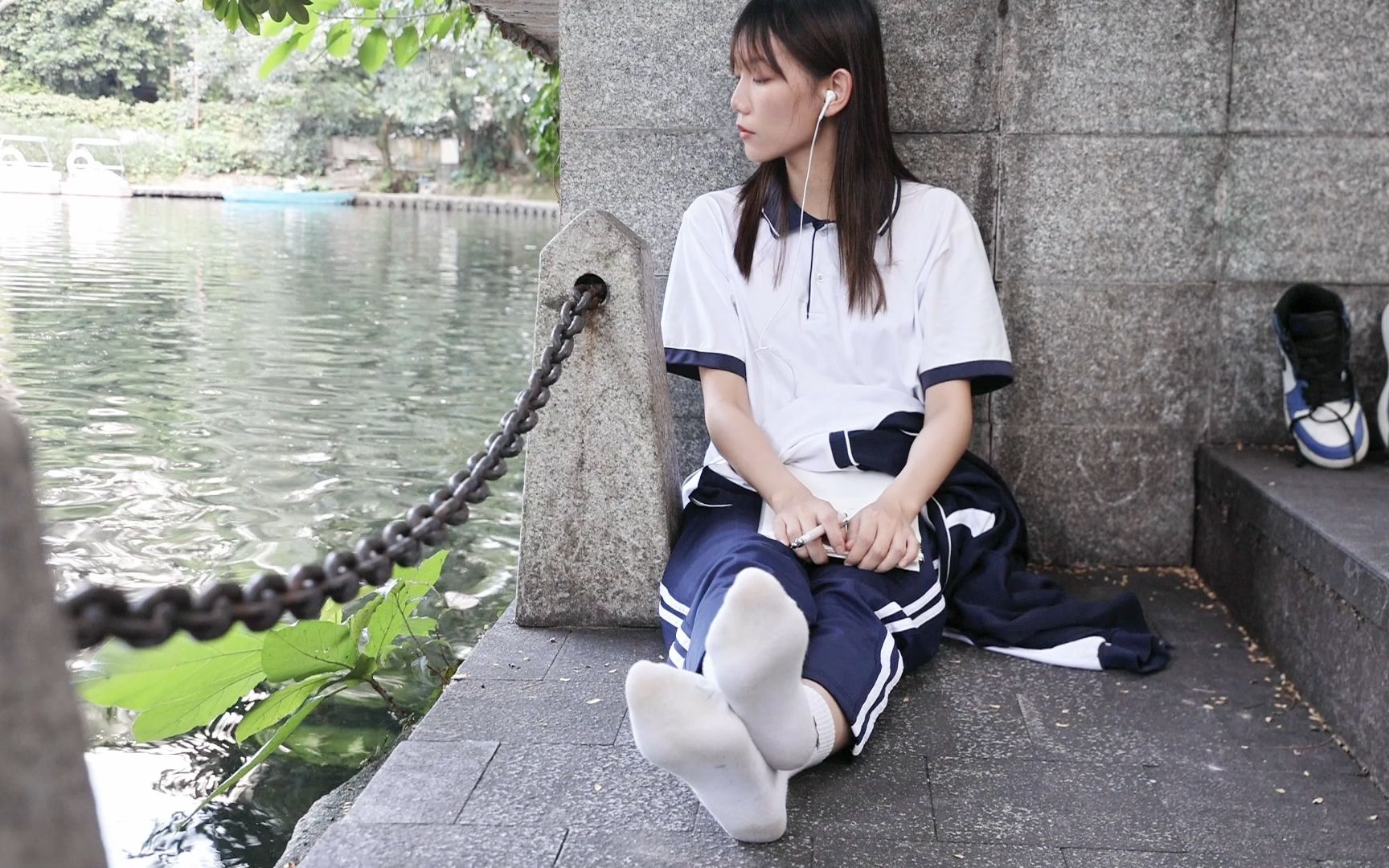 穿白袜逛逛公园,是不是让人觉得甜美又可爱 ?